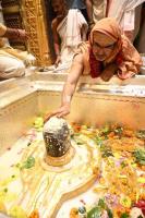  HH Swamiji performs Abhisheka at Shri Kashi Vishwanath Temple, renders the bhajans 'Mahadeva Sharanam' and 'Samba Sadashiva' (26.03.2025)